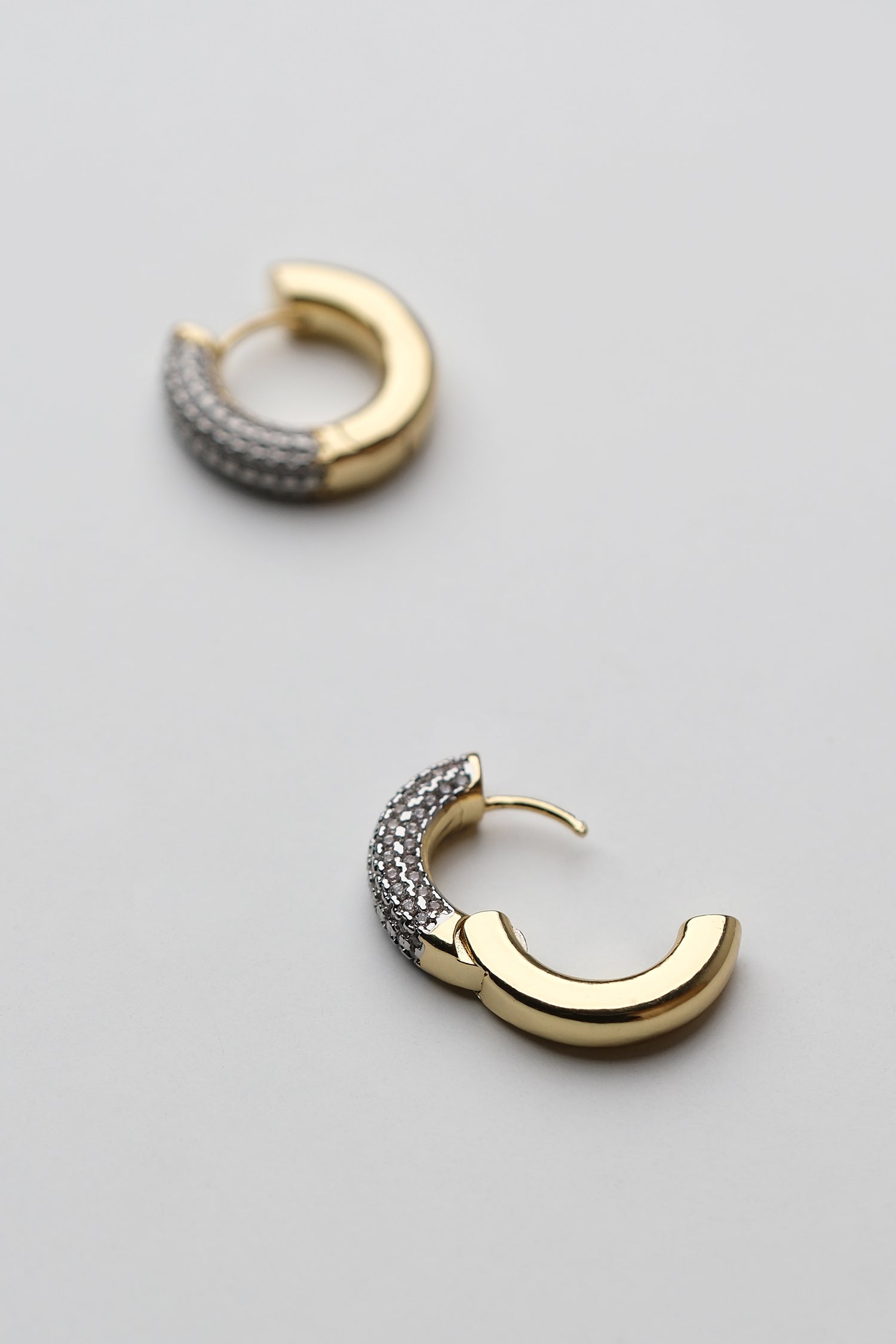 IRVONYRA EARRING
