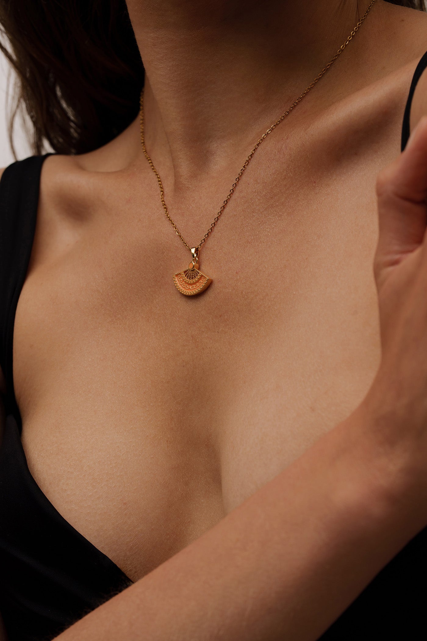 APRICUS NECKLACE